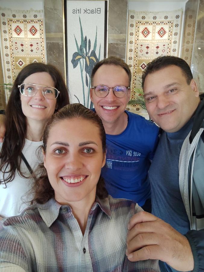מאדאבה Black Iris Hotel מראה חיצוני תמונה